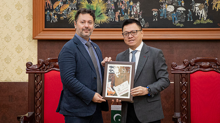 Tổng Biên tập Lê Quốc Minh tặng quà lưu niệm cho Đại sứ Pakistan Kohdayar Marri. (Ảnh: SƠN TÙNG)