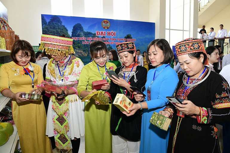 Người dân dễ dàng truy xuất các loại hàng hóa khi quét mã QR code.