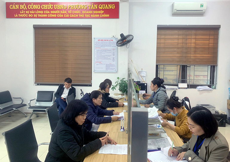 Cán bộ Ủy ban nhân dân phường Tân Quang, thành phố Tuyên Quang hướng dẫn người dân thực hiện các thủ tục hành chính.