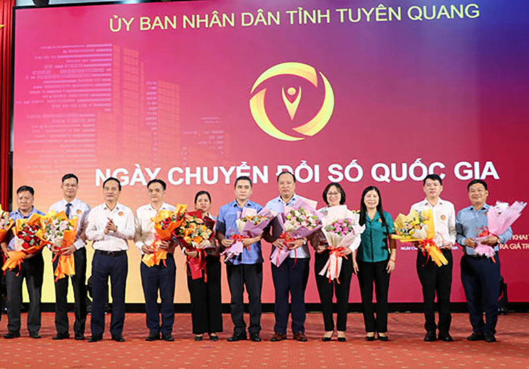 Lãnh đạo tỉnh Tuyên Quang tặng hoa, biểu trưng cho các tập thể có kết quả nổi bật trong thực hiện Chuyển đổi số năm 2022. Lãnh đạo tỉnh Tuyên Quang tặng hoa, biểu trưng cho các tập thể có kết quả nổi bật trong thực hiện Chuyển đổi số năm 2022.