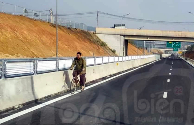Người dân đi xe đạp ngược chiều trên đường cao tốc Tuyên Quang-Phú Thọ.