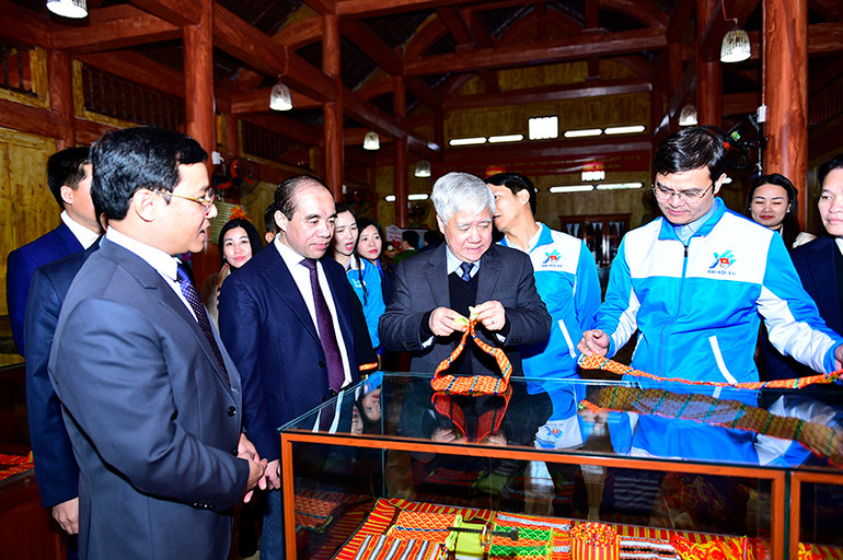 Các đại biểu tham quan không gian Nhà văn hóa cộng đồng dân tộc Pà Thẻn.