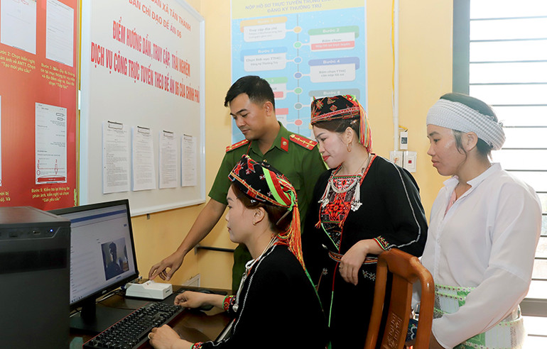 Người dân được cán bộ Công an hướng dẫn truy cập, trải nghiệm dịch vụ công trực tuyến. Người dân được cán bộ Công an hướng dẫn truy cập, trải nghiệm dịch vụ công trực tuyến.