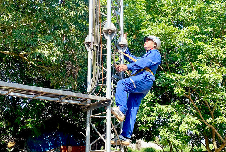 Nhân viên kỹ thuật VNPT Tuyên Quang kiểm tra trạm phát sóng.