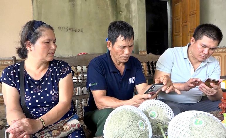 Người dân sử dụng mạng di động 4G để mua bán hàng hóa trên các nền tảng mạng xã hội.