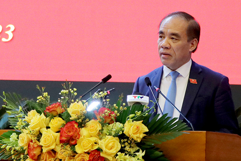 Đồng chí Chẩu Văn Lâm, Bí thư Tỉnh ủy Tuyên Quang phát biểu tại kỳ họp.