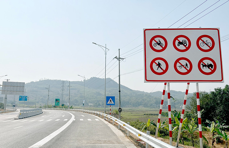 Đơn vị chức năng đã lắp đặt bổ sung biển cấm tại điểm đầu tuyến cao tốc Tuyên Quang-Phú Thọ.