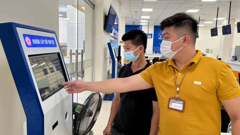 Sử dụng hệ thống cấp số điện tử tại Trung tâm hành chính công.