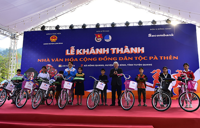 Đồng chí Đỗ Văn Chiến, Bí thư Trung ương Đảng, Chủ tịch Ủy ban Trung ương Mặt trận Tổ quốc Việt Nam tặng xe đạp cho các em học sinh là người dân tộc Pà Thẻn.