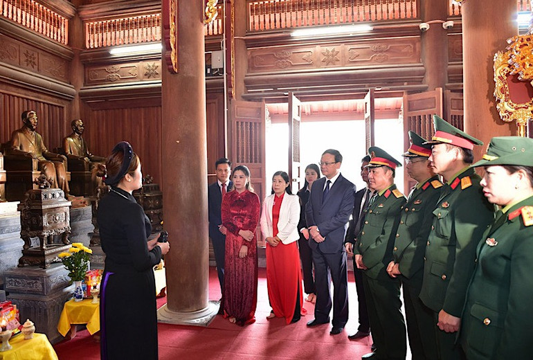 Các đại biểu nghe giới thiệu về cuộc đời hoạt động của Đại tướng Nguyễn Chí Thanh.