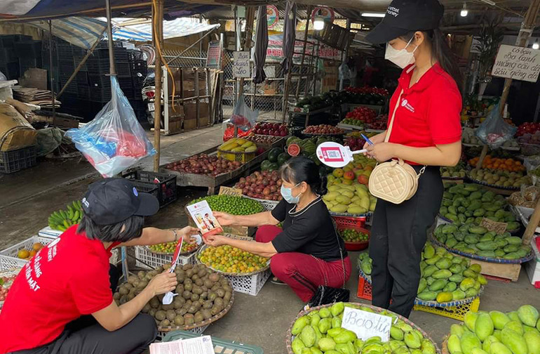 Nhân viên Viettel Tuyên Quang hướng dẫn và hỗ trợ việc thực hiện thanh toán không dùng tiền mặt.