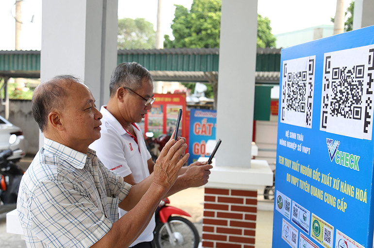 Sử dụng điện thoại truy xuất nguồn gốc xuất xứ hàng hóa.