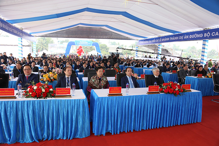 Các đại biểu tham gia buổi lễ.