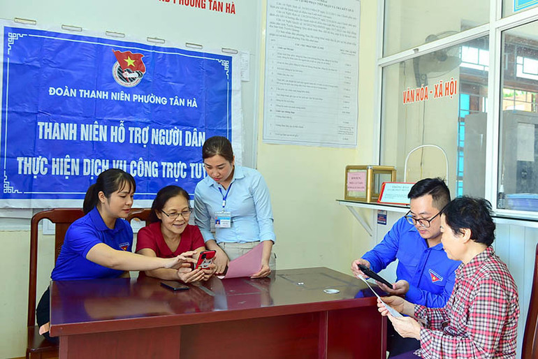 Đoàn viên thanh niên hỗ trợ người dân nộp hồ sơ trực tuyến. Đoàn viên thanh niên hỗ trợ người dân nộp hồ sơ trực tuyến.