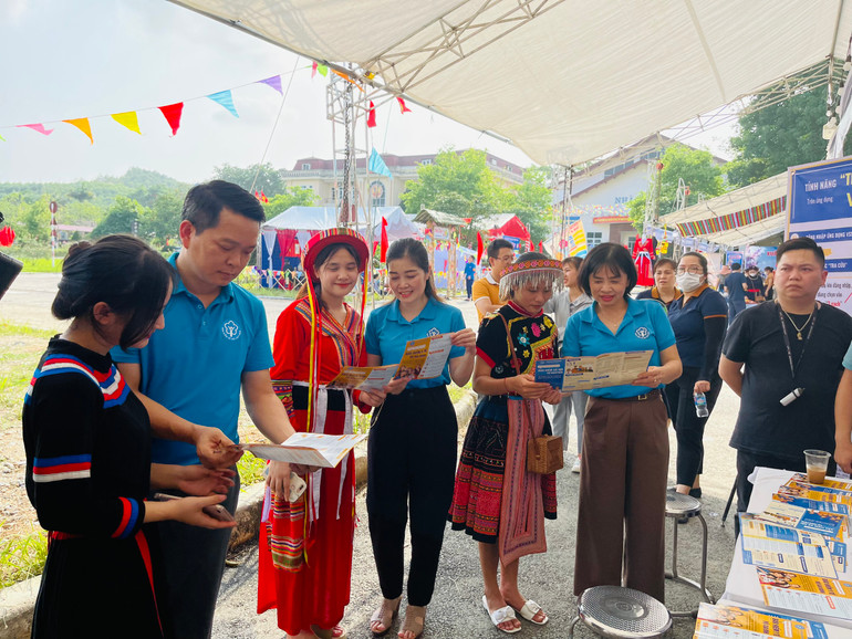 Tuyên truyền chính sách bảo hiểm xã hội tự nguyện, bảo hiểm y tế hộ gia đình cho người dân.