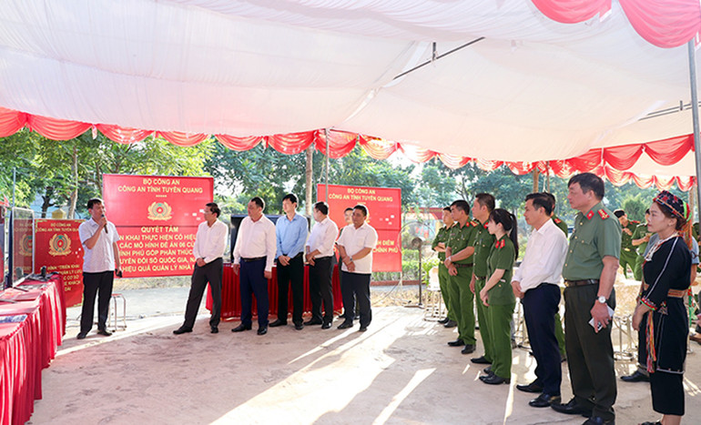 Các đại biểu tham quan mô hình điểm của Đề án 06 tại xã Tân Thành, huyện Hàm Yên.