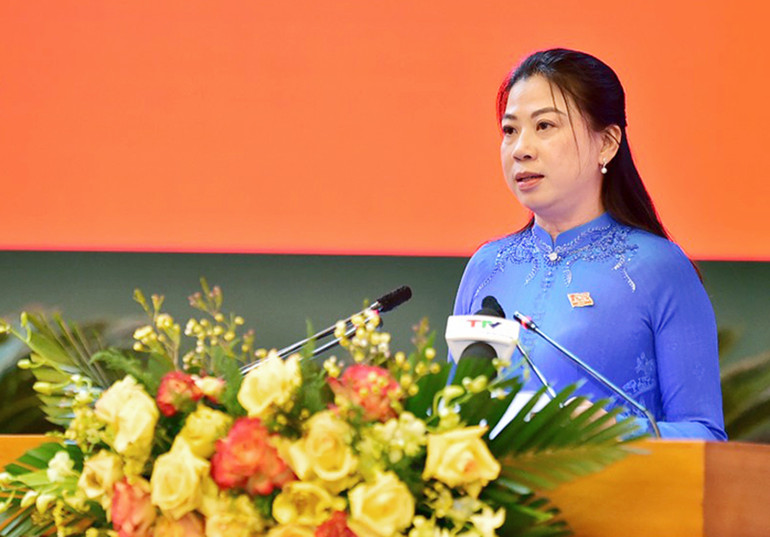 Đồng chí Lê Thị Kim Dung, Phó Bí thư Thường trực Tỉnh ủy, Chủ tịch Hội đồng nhân dân tỉnh phát biểu bế mạc kỳ họp.