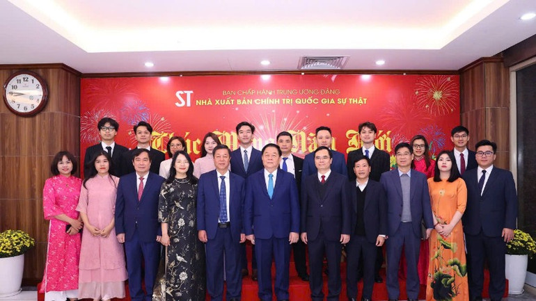 Đồng chí Nguyễn Trọng Nghĩa, Ủy viên Bộ Chính trị, Bí thư Trung ương Đảng, Trưởng Ban Tuyên giáo và Dân vận Trung ương cùng cán bộ, viên chức Nhà xuất bản Chính trị quốc gia Sự thật. Đồng chí Nguyễn Trọng Nghĩa, Ủy viên Bộ Chính trị, Bí thư Trung ương Đảng, Trưởng Ban Tuyên giáo và Dân vận Trung ương cùng cán bộ, viên chức Nhà xuất bản Chính trị quốc gia Sự thật.