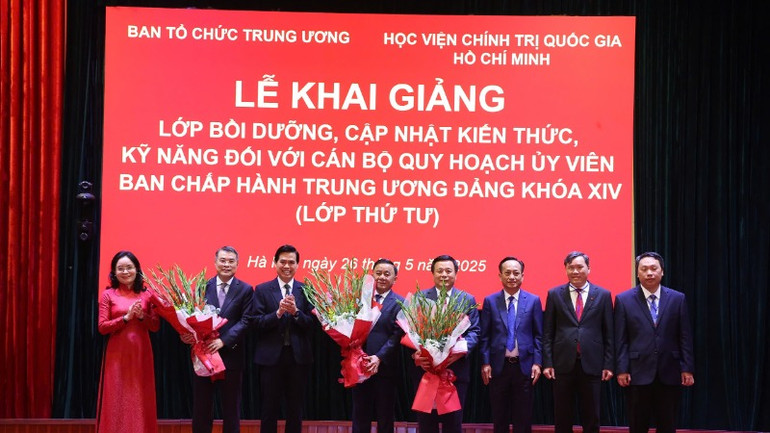 Đại diện học viên của lớp bồi dưỡng tặng hoa các đồng chí lãnh đạo Đảng, Nhà nước. Đại diện học viên của lớp bồi dưỡng tặng hoa các đồng chí lãnh đạo Đảng, Nhà nước.