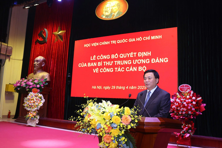 Đồng chí Nguyễn Xuân Thắng phát biểu tại hội nghị công bố các quyết định của Ban Bí thư về công tác cán bộ.