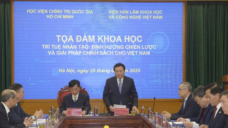 Đồng chí Nguyễn Xuân Thắng phát biểu ý kiến tại Tọa đàm khoa học “Trí tuệ nhân tạo: Định hướng chiến lược và giải pháp chính sách cho Việt Nam”.