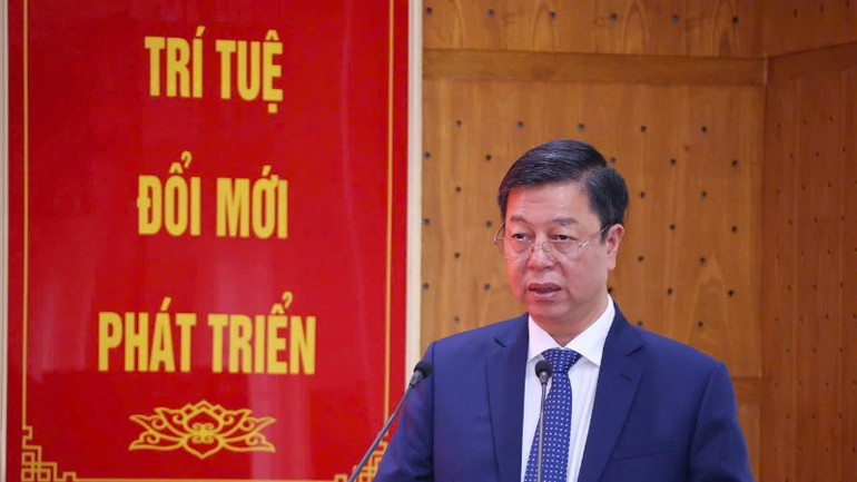 Đồng chí Vũ Trọng Lâm, Giám đốc - Tổng Biên tập Nhà xuất bản Chính trị quốc gia Sự thật báo cáo đồng chí Nguyễn Trọng Nghĩa, Ủy viên Bộ Chính trị, Bí thư Trung ương Đảng, Trưởng Ban Tuyên giáo và Dân vận Trung ương về tình hình hoạt động và những kết quả nổi bật của Nhà xuất bản trong năm 2024, phương hướng và giải pháp, nhiệm vụ trọng tâm năm 2025. (Ảnh: Văn Điệp TTXVN) Đồng chí Vũ Trọng Lâm, Giám đốc - Tổng Biên tập Nhà xuất bản Chính trị quốc gia Sự thật báo cáo đồng chí Nguyễn Trọng Nghĩa, Ủy viên Bộ Chính trị, Bí thư Trung ương Đảng, Trưởng Ban Tuyên giáo và Dân vận Trung ương về tình hình hoạt động và những kết quả nổi bật của Nhà xuất bản trong năm 2024, phương hướng và giải pháp, nhiệm vụ trọng tâm năm 2025. (Ảnh: Văn Điệp TTXVN)