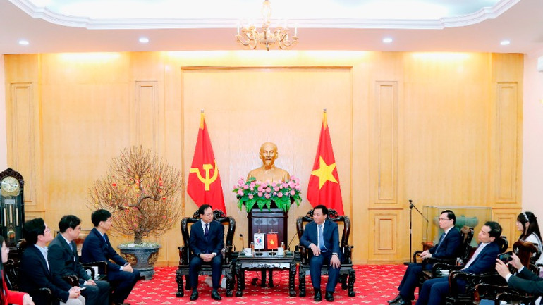 Đồng chí Nguyễn Xuân Thắng, Ủy viên Bộ Chính trị, Giám đốc Học viện Chính trị quốc gia Hồ Chí Minh, Chủ tịch Hội đồng Lý luận Trung ương tiếp ông Choi Joo Ho, Tổng Giám đốc Tổ hợp Samsung Việt Nam, nhân dịp kết thúc nhiệm kỳ công tác tại Việt Nam.