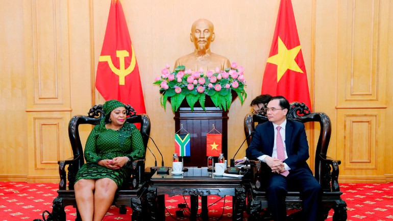 Đồng chí Dương Trung Ý, Phó Giám đốc Học viện Chính trị quốc gia Hồ Chí Minh tiếp đồng chí Nomvula Mokonyane, Phó Tổng thư ký thứ nhất Đảng Đại hội dân tộc Phi (ANC), Nam Phi. Đồng chí Dương Trung Ý, Phó Giám đốc Học viện Chính trị quốc gia Hồ Chí Minh tiếp đồng chí Nomvula Mokonyane, Phó Tổng thư ký thứ nhất Đảng Đại hội dân tộc Phi (ANC), Nam Phi.