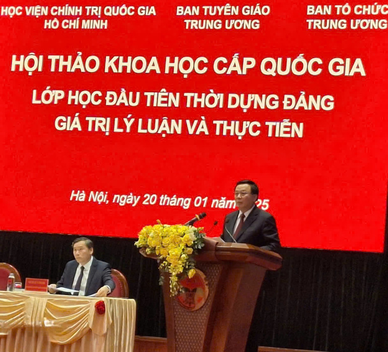 Đồng chí Nguyễn Xuân Thắng, Ủy viên Bộ Chính trị, Giám đốc Học viện Chính trị quốc gia Hồ Chí Minh, Chủ tịch Hội đồng Lý luận Trung ương, phát biểu tại Hội thảo.