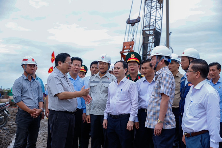 Thủ tướng Phạm Minh Chính chỉ đạo về tiến độ triển khai Dự án Thành phần 2 cao tốc Châu Đốc-Cần Thơ-Sóc Trăng tại Nút giao Lộ Tẻ-Rạch Sỏi, xã Thạnh Tiến, huyện Vĩnh Thạnh, Cần Thơ.