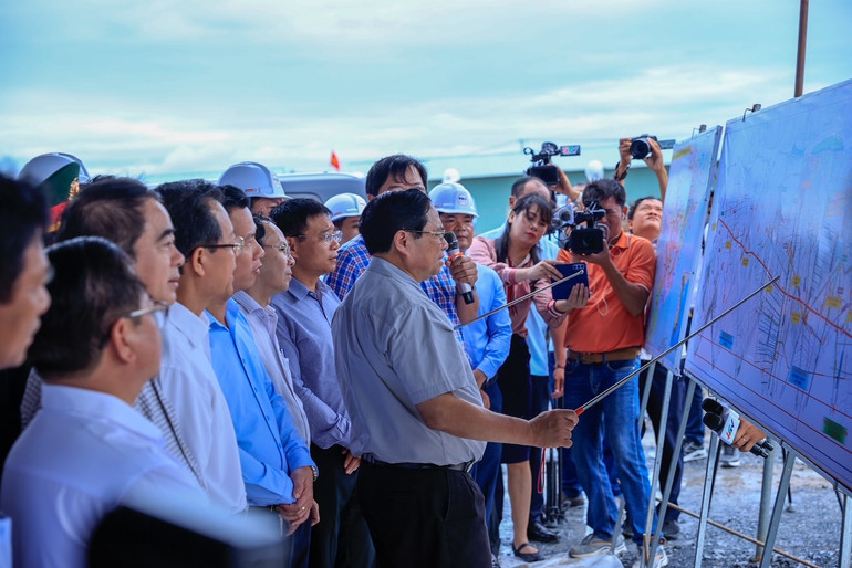 Thủ tướng Phạm Minh Chính chỉ đạo về tiến độ triển khai Dự án Thành phần 2 cao tốc Châu Đốc-Cần Thơ-Sóc Trăng tại Nút giao Lộ Tẻ-Rạch Sỏi, xã Thạnh Tiến, huyện Vĩnh Thạnh, Cần Thơ.