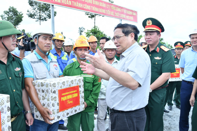 Thủ tướng Phạm Minh Chính tặng quà động viên cán bộ, công nhân trên công trường thi công Dự án thành phần 3 cao tốc Châu Đốc-Cần Thơ-Sóc Trăng tại Nút giao quốc lộ 61C, xã Tân Hoà, huyện Châu Thành A.