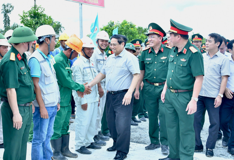 Thủ tướng Phạm Minh Chính tới động viên cán bộ, công nhân trên công trường Dự án Thành phần 3 cao tốc Châu Đốc-Cần Thơ-Sóc Trăng, tại Nút giao quốc lộ 61C trên địa bàn xã Tân Hoà, huyện Châu Thành A, tỉnh Hậu Giang.