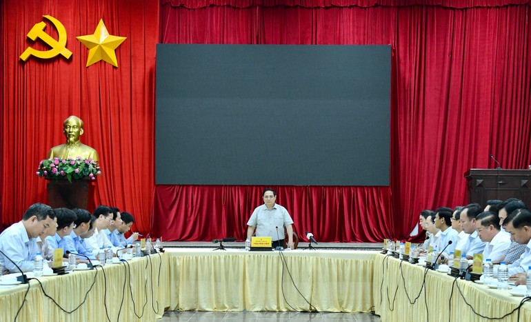 Thủ tướng Phạm Minh Chính chủ trì cuộc họp với các bộ, ngành, Ban Quản lý dự án, các đơn vị nhà thầu tại huyện Châu Thành A, tỉnh Hậu Giang về Dự án thành phần 3 cao tốc Châu Đốc-Cần Thơ-Sóc Trăng.