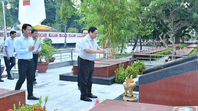 Thủ tướng Phạm Minh Chính dâng hương tại các phần mộ liệt sĩ tại Nghĩa trang Liệt sĩ thành phố Cần Thơ.