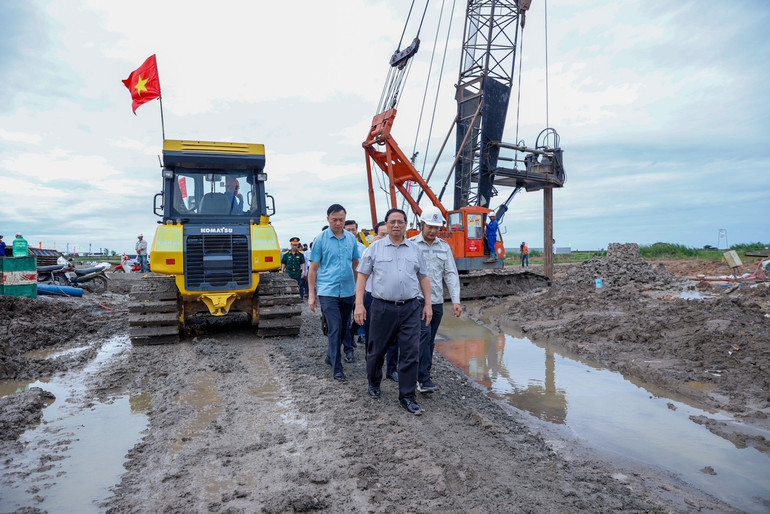 Thủ tướng Phạm Minh Chính thị sát công trường Dự án Thành phần 2 cao tốc Châu Đốc-Cần Thơ-Sóc Trăng tại Nút giao Lộ Tẻ-Rạch Sỏi, xã Thạnh Tiến, huyện Vĩnh Thạnh, Cần Thơ.