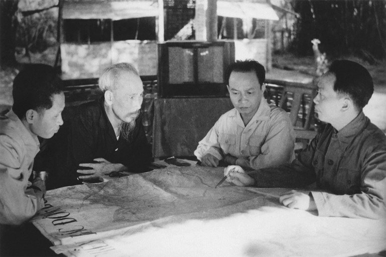 Tháng 12/1953, Trung ương Đảng và Chủ tịch Hồ Chí Minh quyết định mở màn trận chiến lược với quyết tâm tiêu diệt tập đoàn cứ điểm của Pháp tại Điện Biên Phủ. (Ảnh: TTXVN)