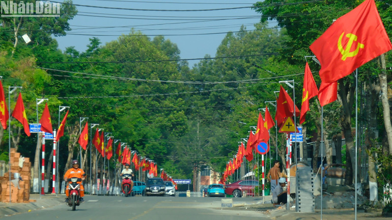 Nhân dân treo cờ chào mừng ngày giải phóng Bình Phước.