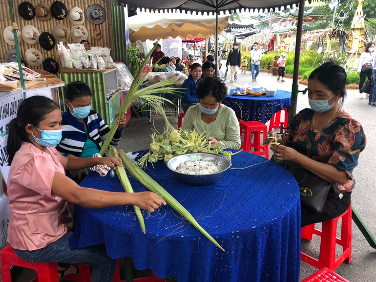 Làm bánh Cà Tưm giúp phụ nữ Khmer tăng thêm thu nhập. Làm bánh Cà Tưm giúp phụ nữ Khmer tăng thêm thu nhập.