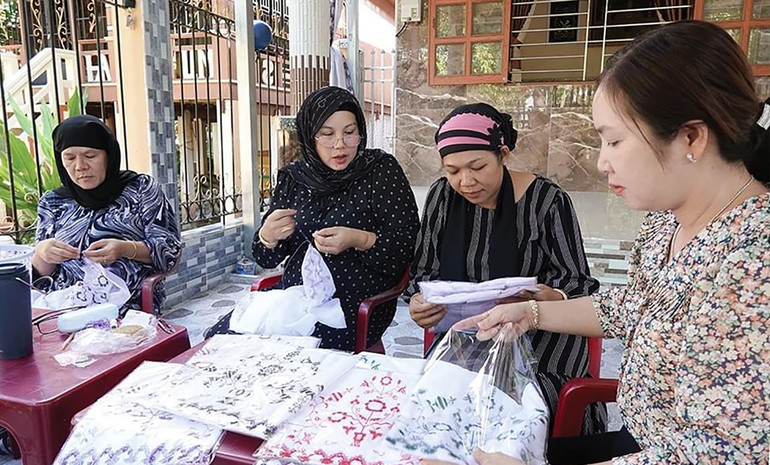 Thêu khăn Maspok truyền thống của phụ nữ Chăm. Thêu khăn Maspok truyền thống của phụ nữ Chăm.