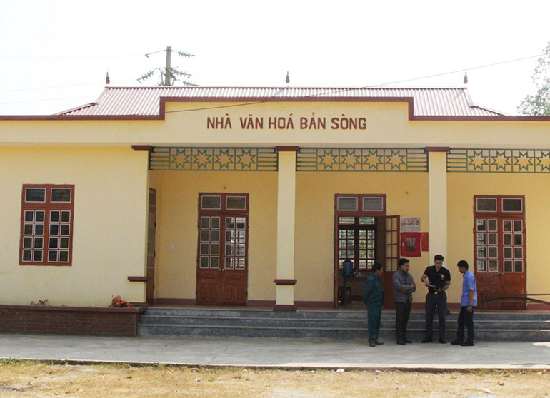 Cùng với đầu tư xây dựng các công trình đường, điện, huyện Sông Mã cũng đã xây dựng nhiều nhà văn hóa tại các bản. Cùng với đầu tư xây dựng các công trình đường, điện, huyện Sông Mã cũng đã xây dựng nhiều nhà văn hóa tại các bản.