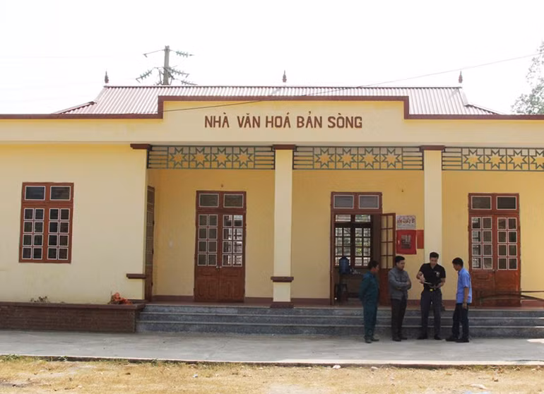 Cùng với đầu tư xây dựng các công trình đường, điện, huyện Sông Mã cũng đã xây dựng nhiều nhà văn hóa tại các bản.