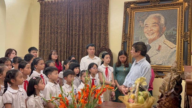 Bác Võ Điện Biên đón các thầy cô và học sinh của EQuest đến thăm và thắp nén tâm hương tưởng nhớ Đại tướng Võ Nguyên Giáp.