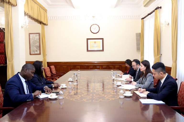 Thứ trưởng Ngoại giao Nguyễn Minh Hằng hội đàm với Quốc vụ khanh Nancy Raisa Cardoso.