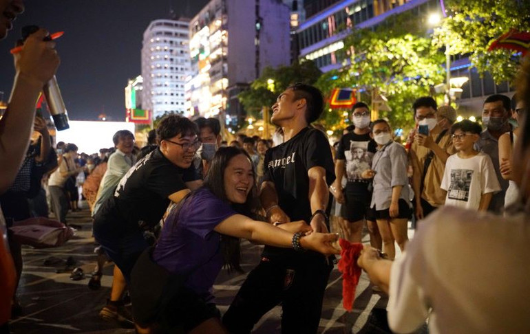 Tại địa điểm phố đi bộ Nguyễn Huệ cũng không kém phần sôi nổi với các trò chơi dân gian… trong lúc chờ màn bắn pháo hoa diễn ra. Tại địa điểm phố đi bộ Nguyễn Huệ cũng không kém phần sôi nổi với các trò chơi dân gian… trong lúc chờ màn bắn pháo hoa diễn ra.