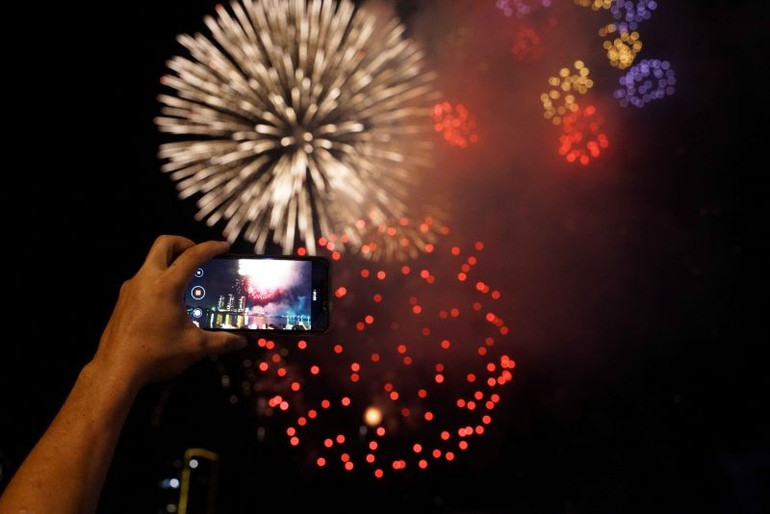 Khoảnh khắc pháo hoa rực sáng trên bầu trời Thành phố Hồ Chí Minh mừng lễ 30/4. Khoảnh khắc pháo hoa rực sáng trên bầu trời Thành phố Hồ Chí Minh mừng lễ 30/4.