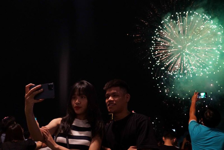 Các bạn trẻ tranh thủ ghi lại những khoảnh khắc đáng nhớ của mình. Các bạn trẻ tranh thủ ghi lại những khoảnh khắc đáng nhớ của mình.