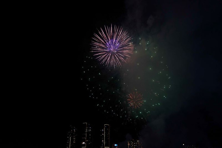 Pháo hoa thắp sáng bầu trời đêm thành phố. Pháo hoa thắp sáng bầu trời đêm thành phố.
