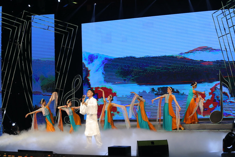 Tiết mục “Tháng giêng” giành giải Nhất được biểu diễn lại phục vụ khán giả.