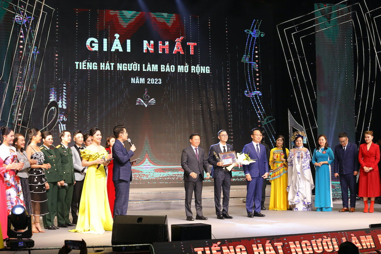 Ban Tổ chức trao các giải Ba. Liên chi hội Báo Nhân Dân có một giải Ba với tiết mục của thí sinh Nguyễn Văn Hải.